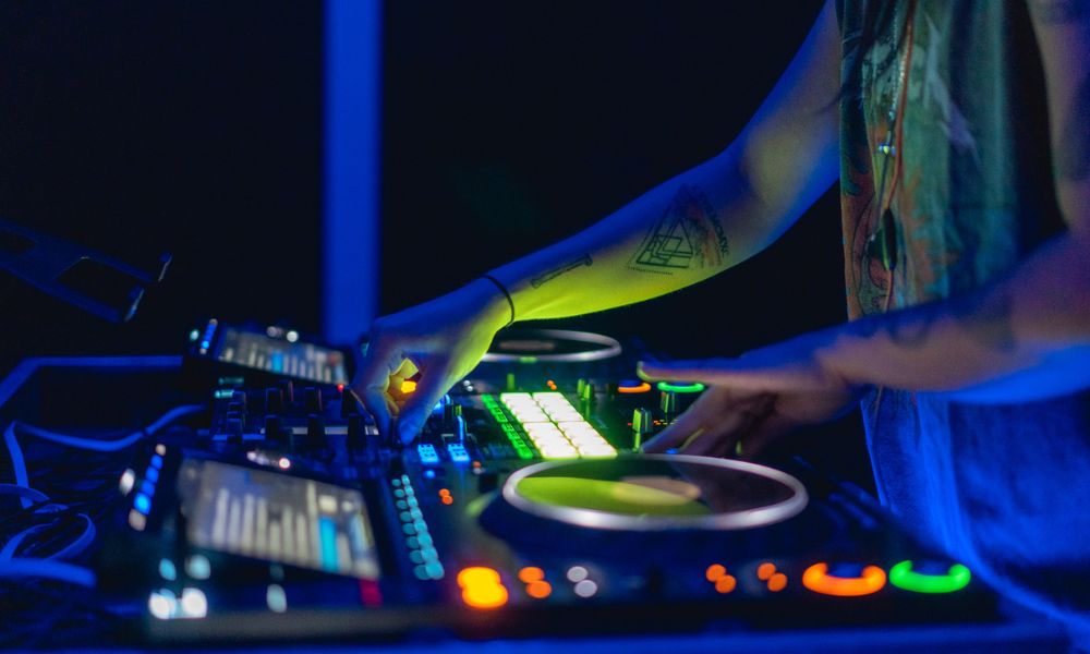 DJ Set vs. Live Set: What's the Difference?