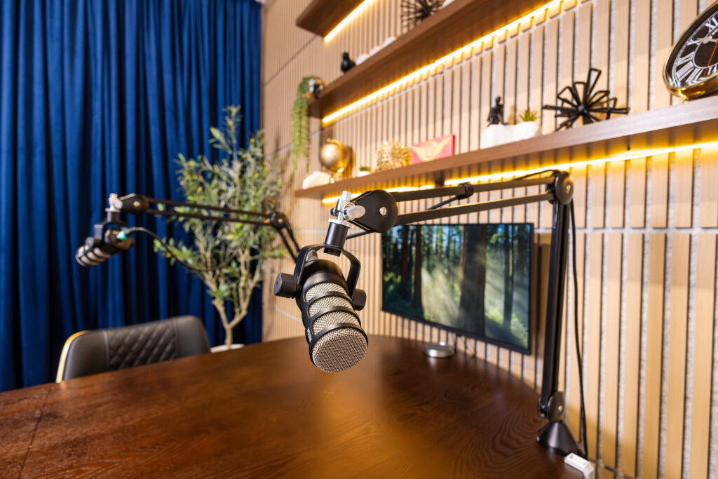 band-barracks-podcast-room-109-rode-podmic-boom-arm-close-up