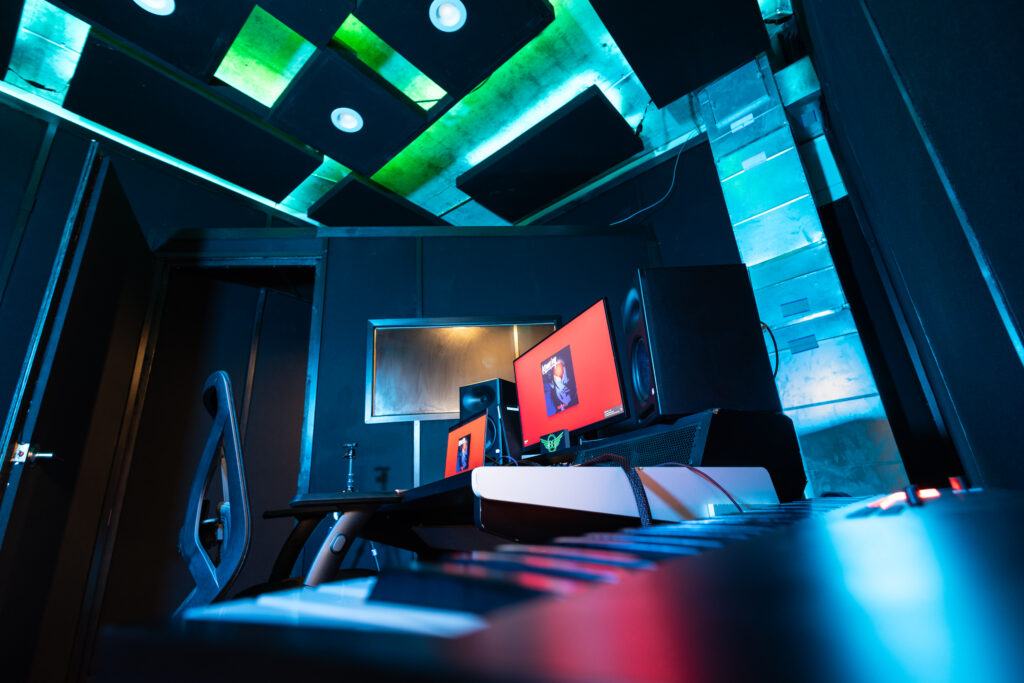 band-barracks-recording-room-119-control-room-midi-keyboard-studio-monitors