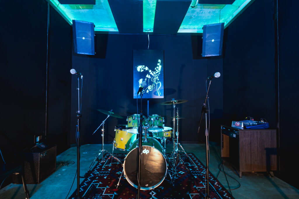 band-barracks-rehearsal-room-122-drum-kit-microphones-pa-speakers-mixer