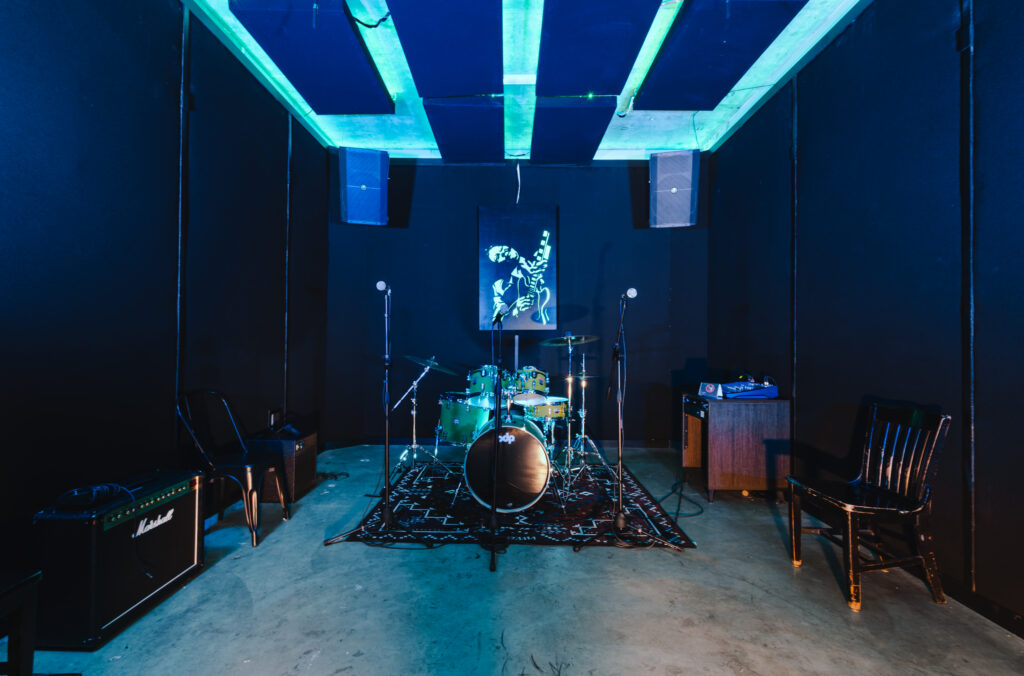 band-barracks-rehearsal-room-122-full-room-drum-kit-marshall-amp-pa-speakers
