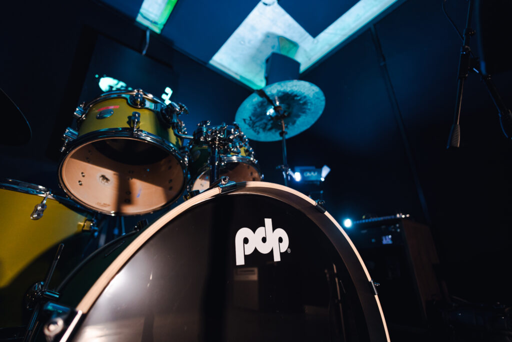 band-barracks-rehearsal-room-122-pdp-drum-kit-bass-drum-cymbals